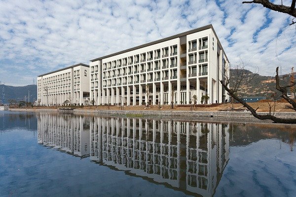 公办完全中学初高中分设办学的实施意见》的要求,温州八中高中部外迁