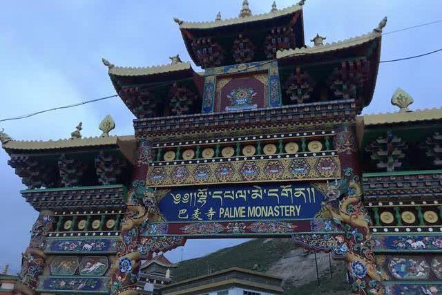 囊谦县 /a>城西约5公里处,海拔3600多公尺,巴麦寺是1215年由阿扎王钦