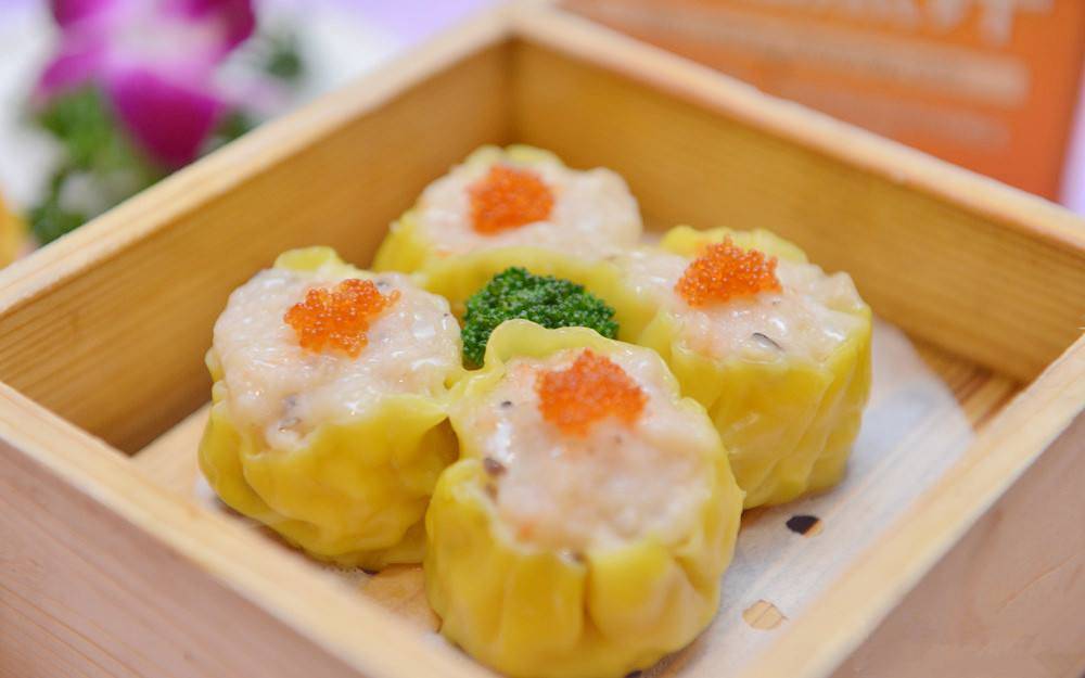 属于粤菜系,该小吃也是广式早茶中必点的人气点心之一;干蒸烧卖是用半