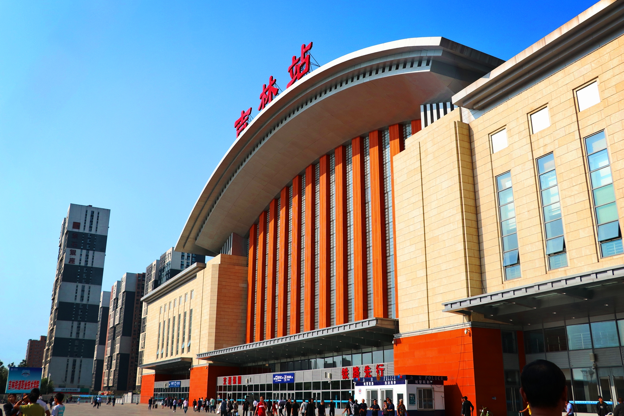  p data-id="gn0byvplrv">吉林站东广场,即吉林火车站东侧的大型广场