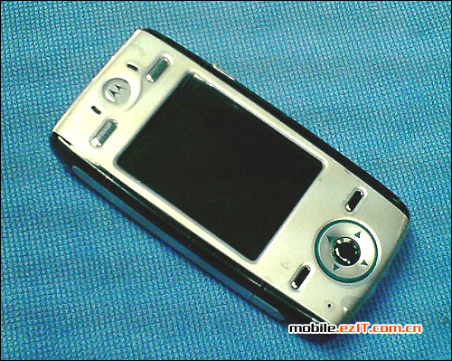 面板的整体性,在外壳颜色上这款摩托罗拉e680手机提供了博雅黑以及灵