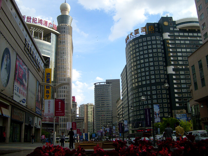  p>长春国际大厦酒店位于长春市中心的商业街上,1992年9月开业,2004年