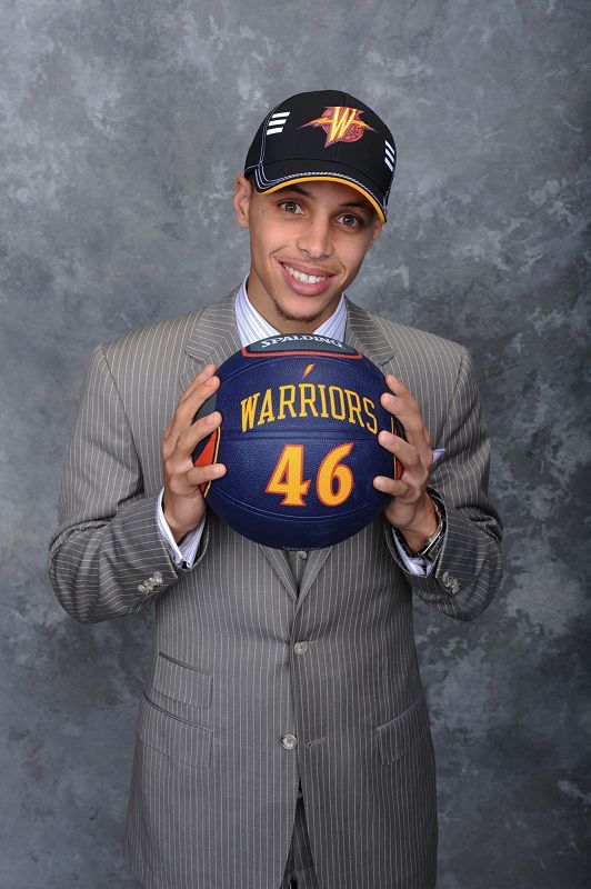  /p> p>斯蒂芬·库里2009年通过选秀进入nba后一直效力于勇士队,新秀