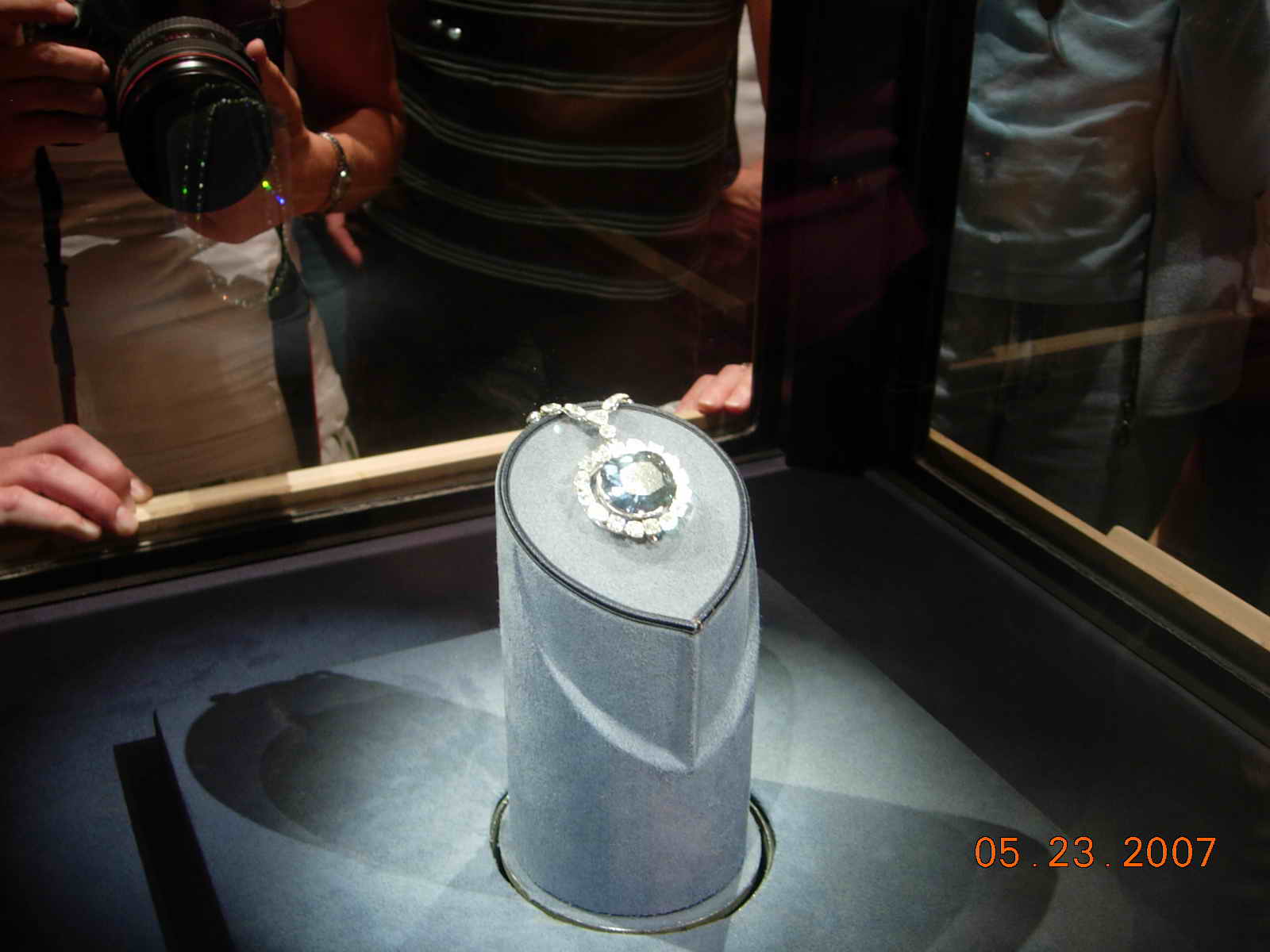  p>希望蓝钻石是历史上有名的"厄运之钻",首先出于1909年,总是伴随着