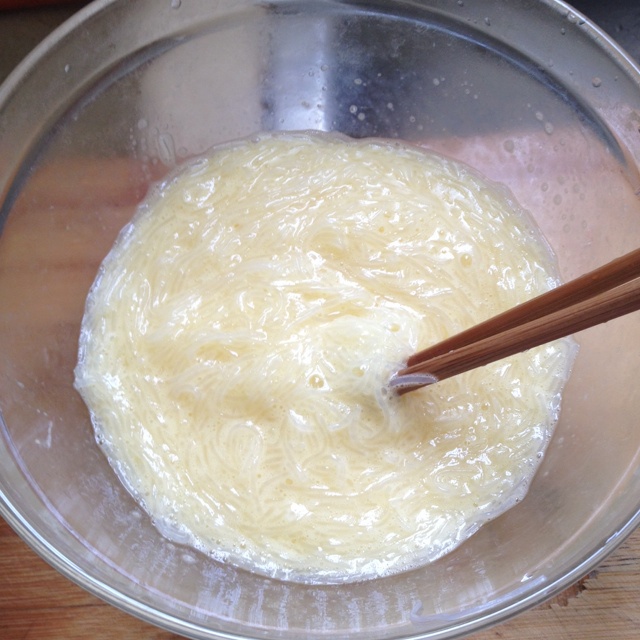  p>粉丝蛋饼以粉丝,鸡蛋为主料的食品. /p>