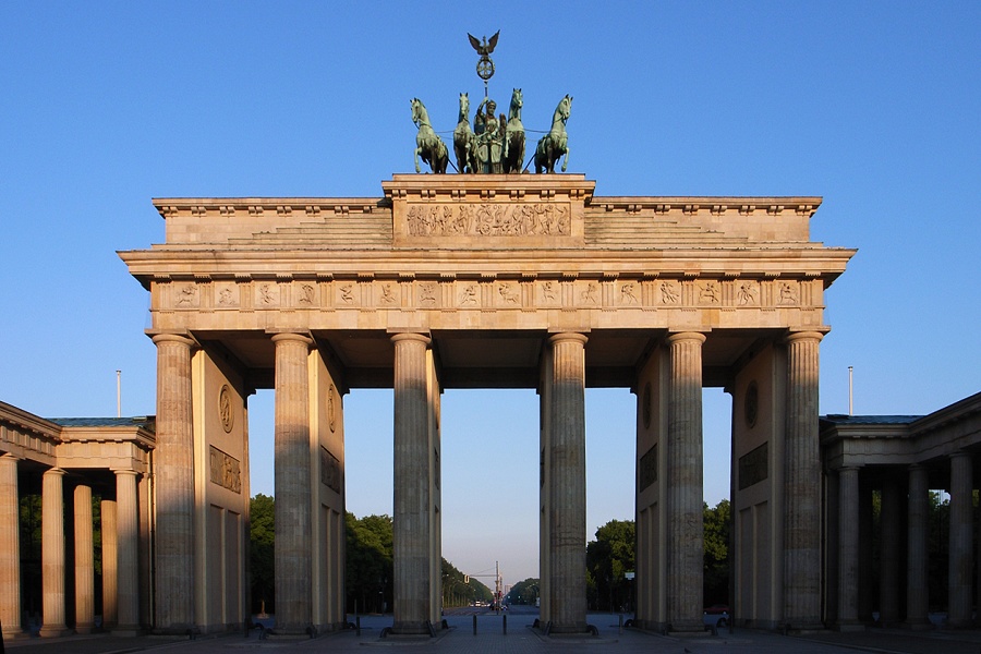  p>勃兰登堡门(德语:brandenburger tor;英语:brandenburg gate),位于