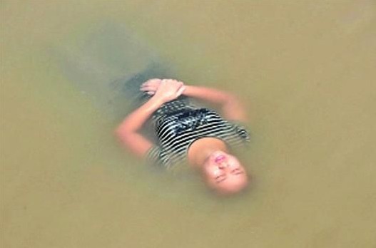 id="947357">温岭 /a>箬横镇东海塘东浦段附近的河面上漂着一位年轻