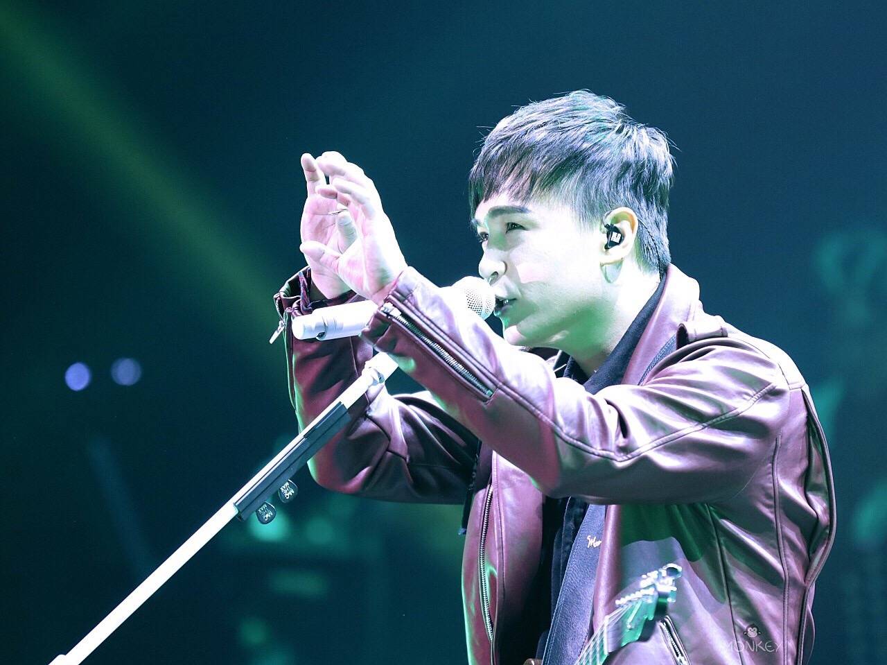 c the max 全称为moon child the maximum,韩国著名摇滚乐队.