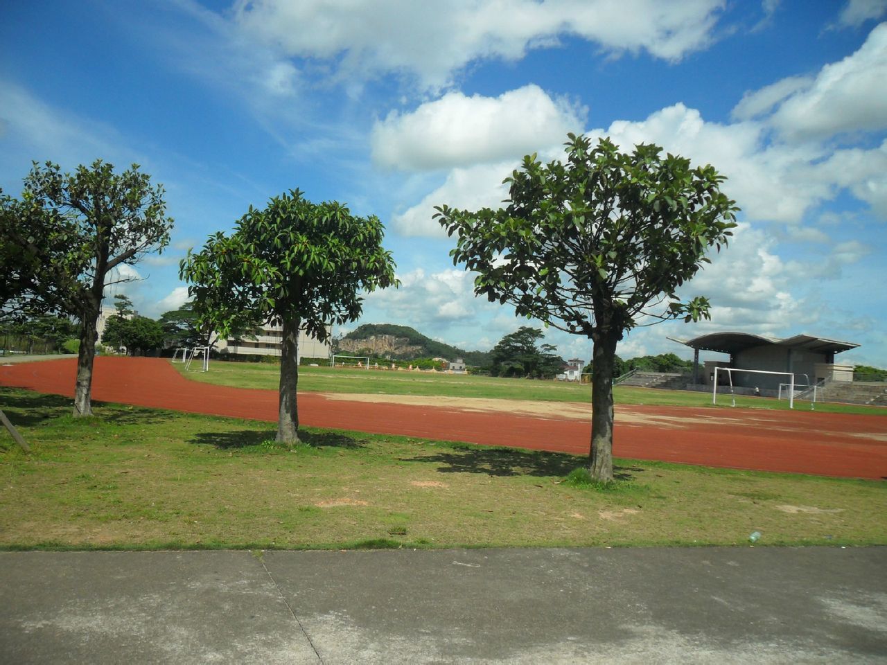 target="_blank" href="/item/中山市">中山市良都中学位于人杰