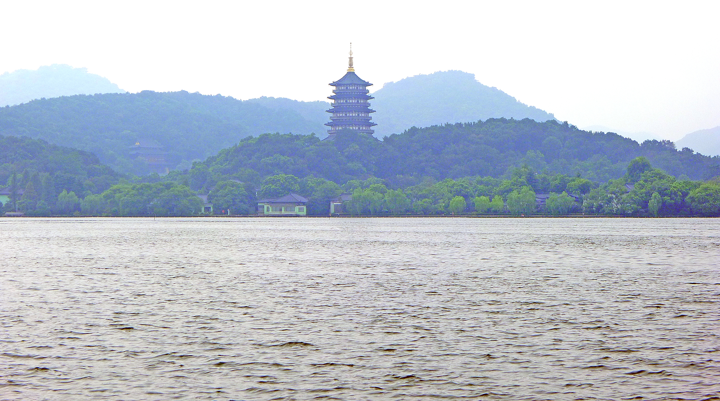  p>净慈寺,位于浙江省杭州市的西湖南岸,雷峰塔对面,是 a target="