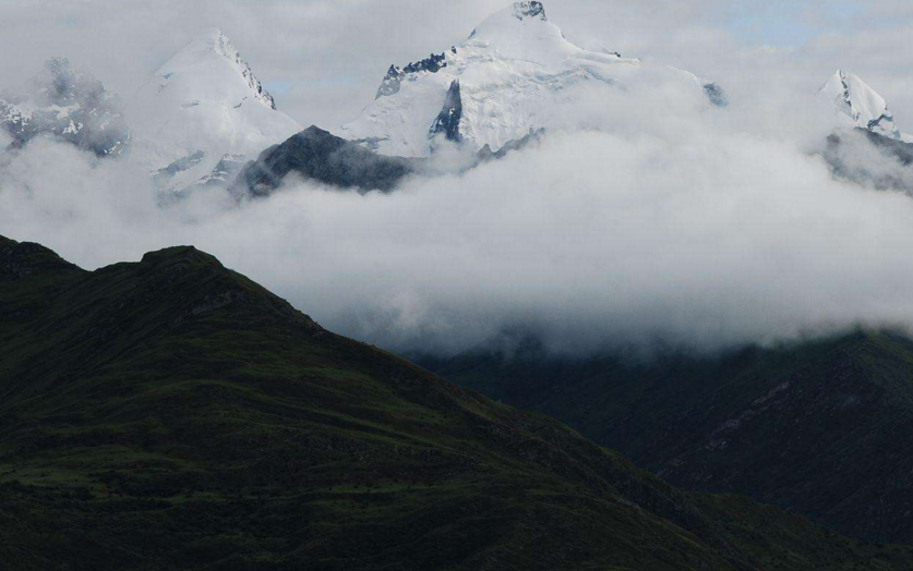  p>布丹拉山,是乘车往西藏加查县必经之路,海拔4910米,从山底到山顶的