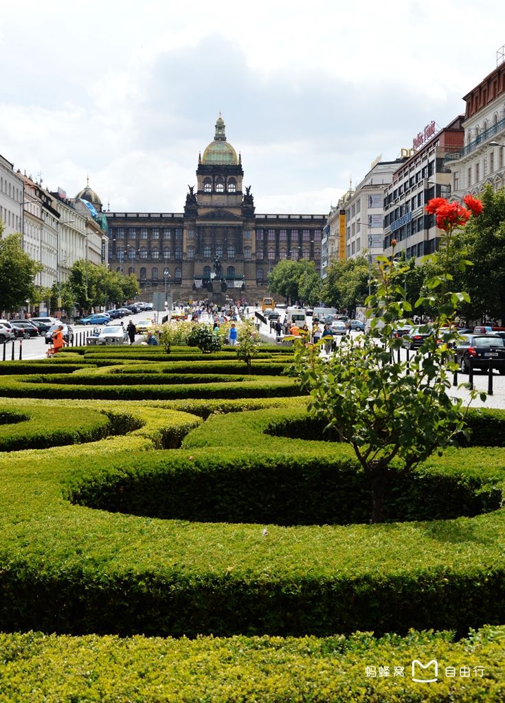  p>瓦茨拉夫广场(vaclavske namesti)位于 a href="#" data-lemmaid="