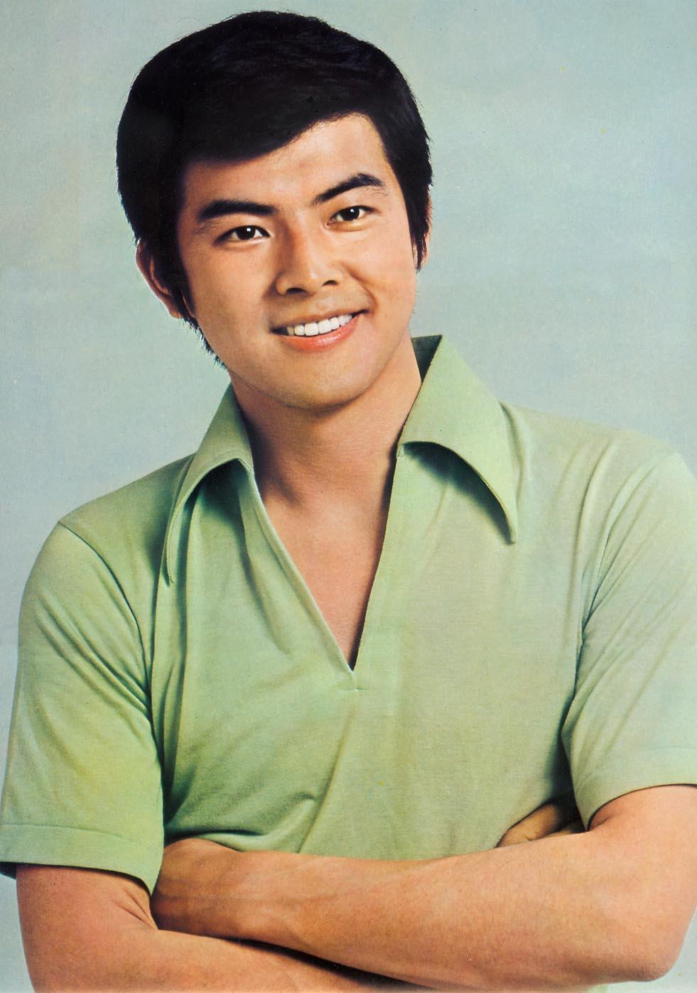 1952年1月28日出生于日本山梨县盐山市(后并入甲州市),日本影视男演员