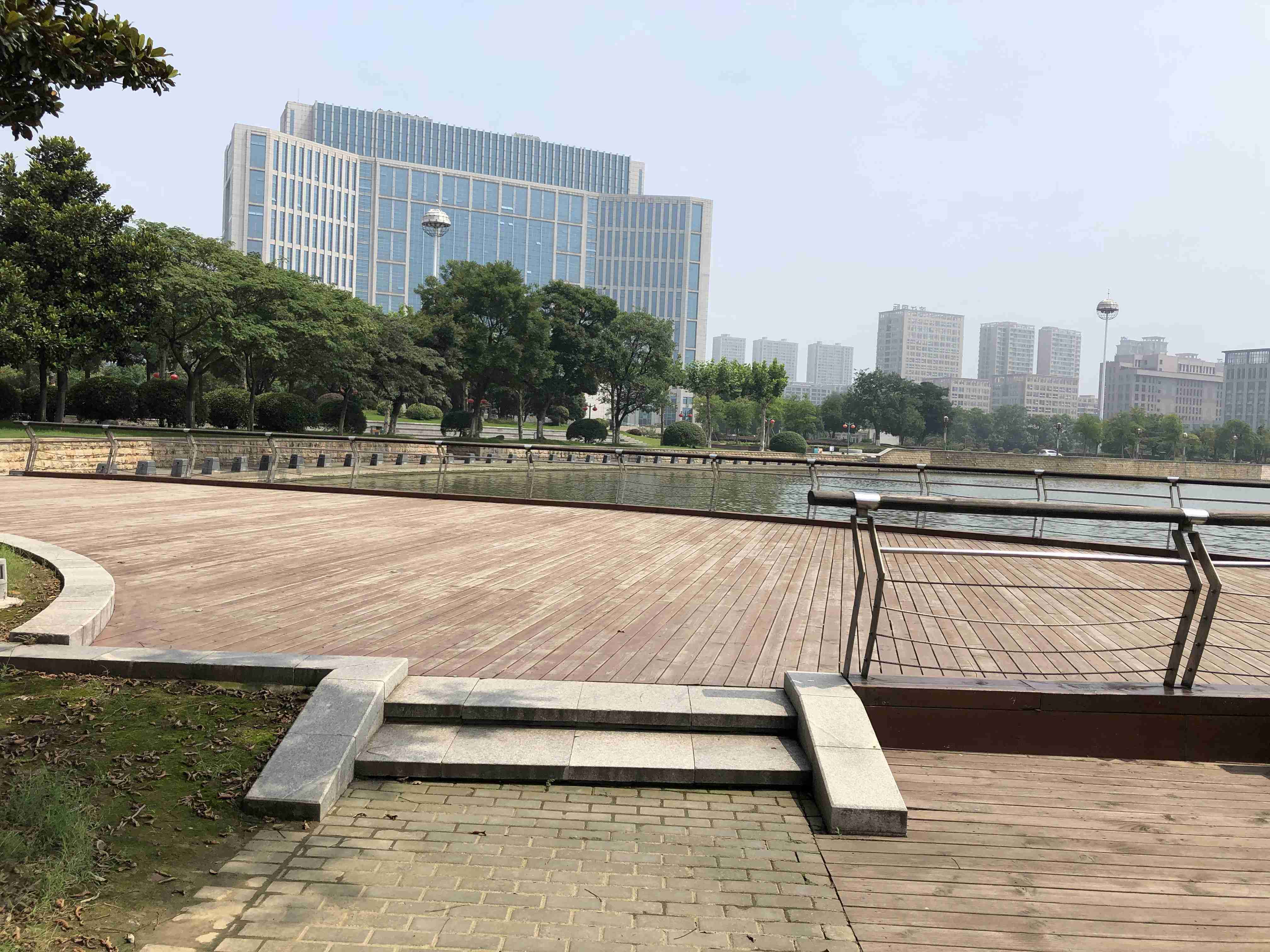 马洲公园位于滨江新城中心地带,新行政中心南首,北临阳光大道,为靖江