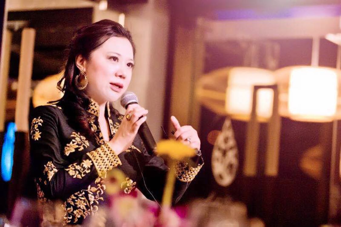  p>张露,教授,新加坡著名华文女作家,新加坡宝路集团董事长, a target
