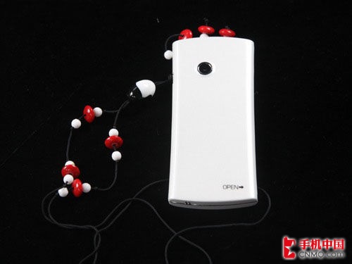 海信e300是一款外型非常简约,时尚的手机,它定位的主要人群是初级的3g