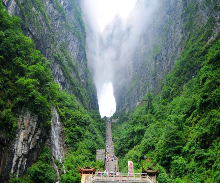  p data-id="gnvhz9tvq3">天门山,位于湖南省张家界市,距市区仅8公里