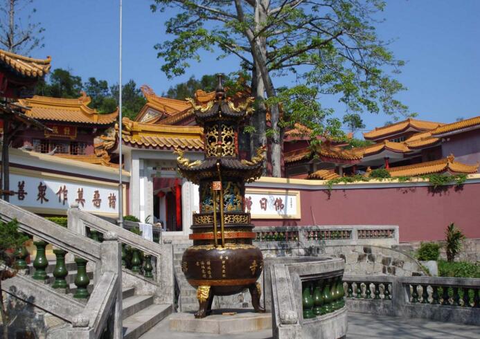  p>双溪寺位于安徽省青阳县朱备镇境内,在东侧30里处,故称之为" a