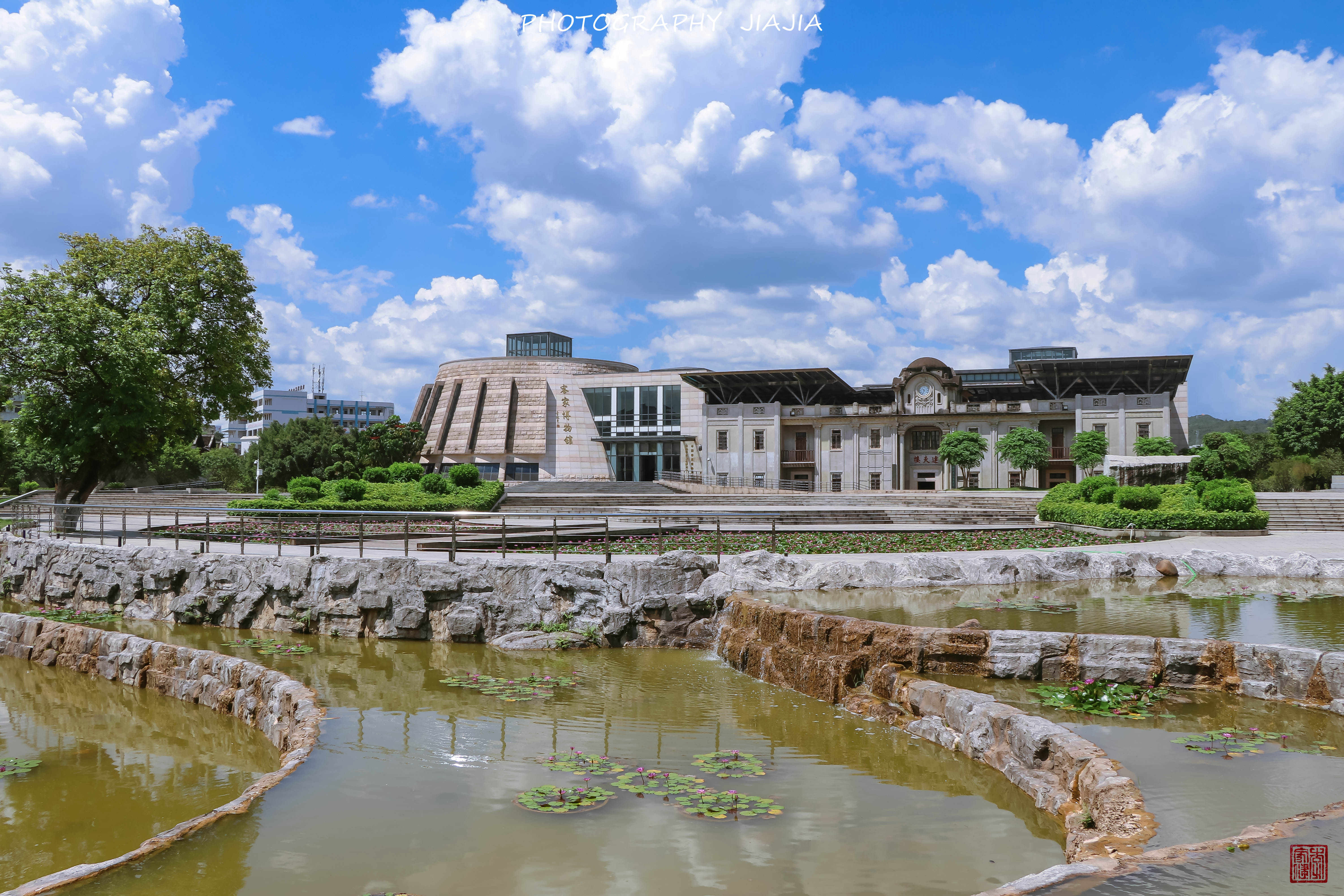  p>梅州市博物馆位于梅州市区的梅城东区小溪唇客家公园内,建筑面积1.