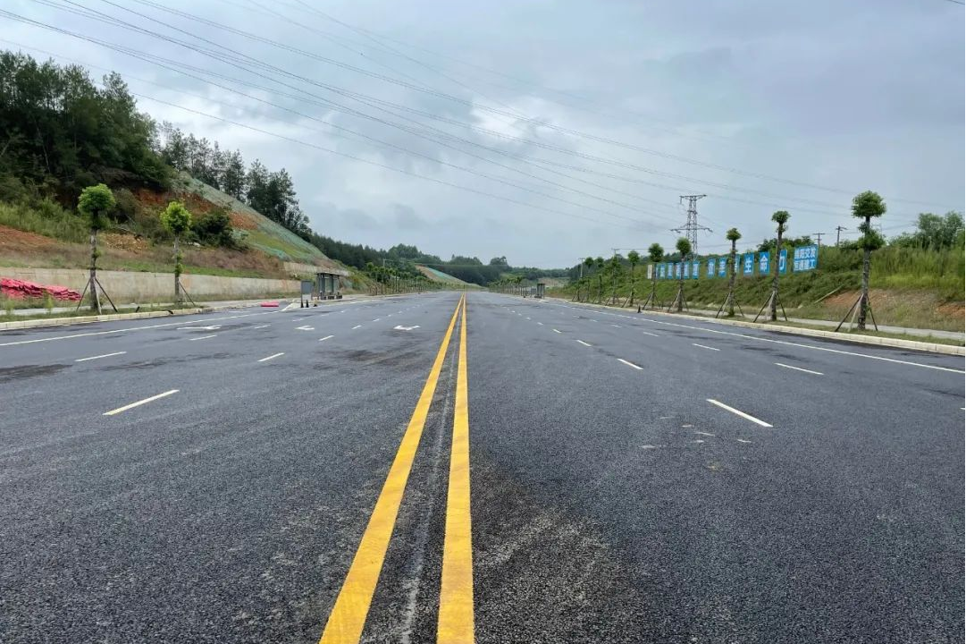 第二干道作为绵阳市东西走向的主通道之一,西起教育园区二环路匝道