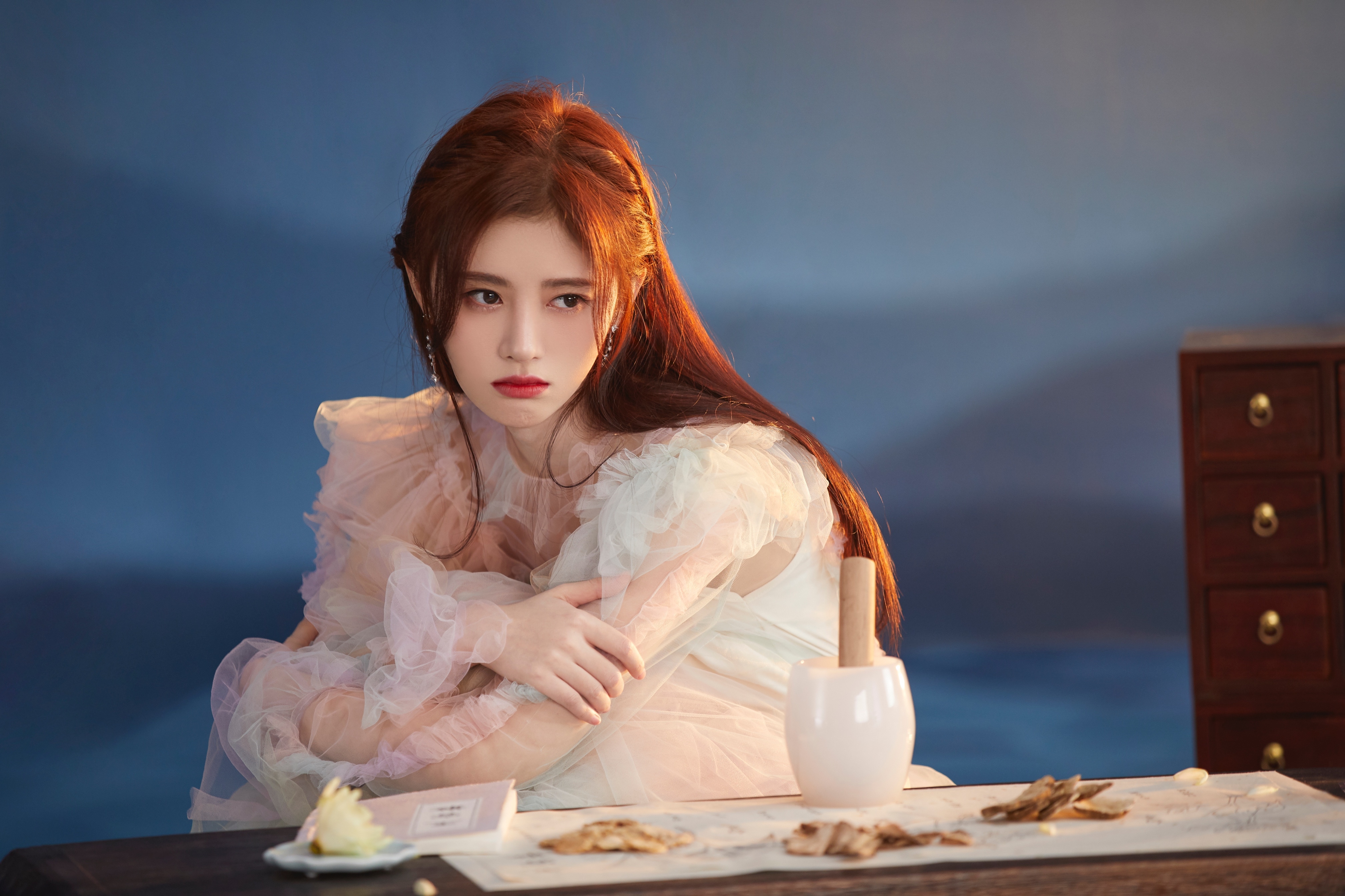  p>鞠婧祎(kiku),1994年6月18日出生于四川省遂宁市,中国内地影视女