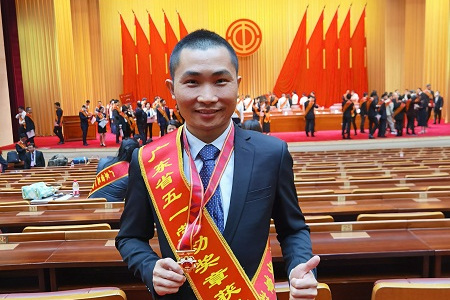  p>黄志荣,广东凌丰家居用品股份有限公司工业设计中心设计师. /p>