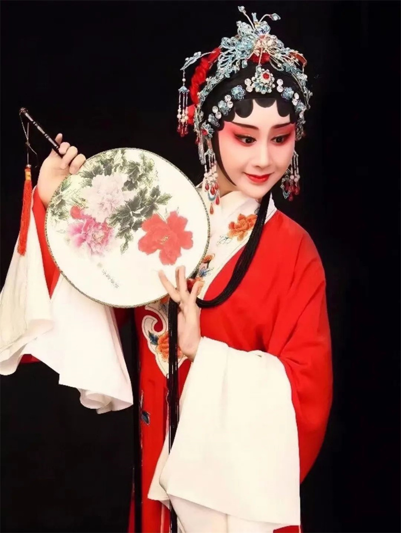 工闺门旦,江西省赣剧院赣剧演员,中国戏剧家协会会员,中国戏曲学院