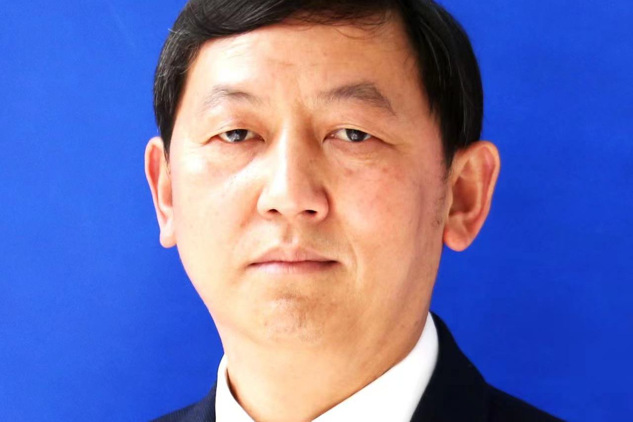 1988年8月至2020年9月在铜仁一中工作,其间先后担任团委副书记,政教处