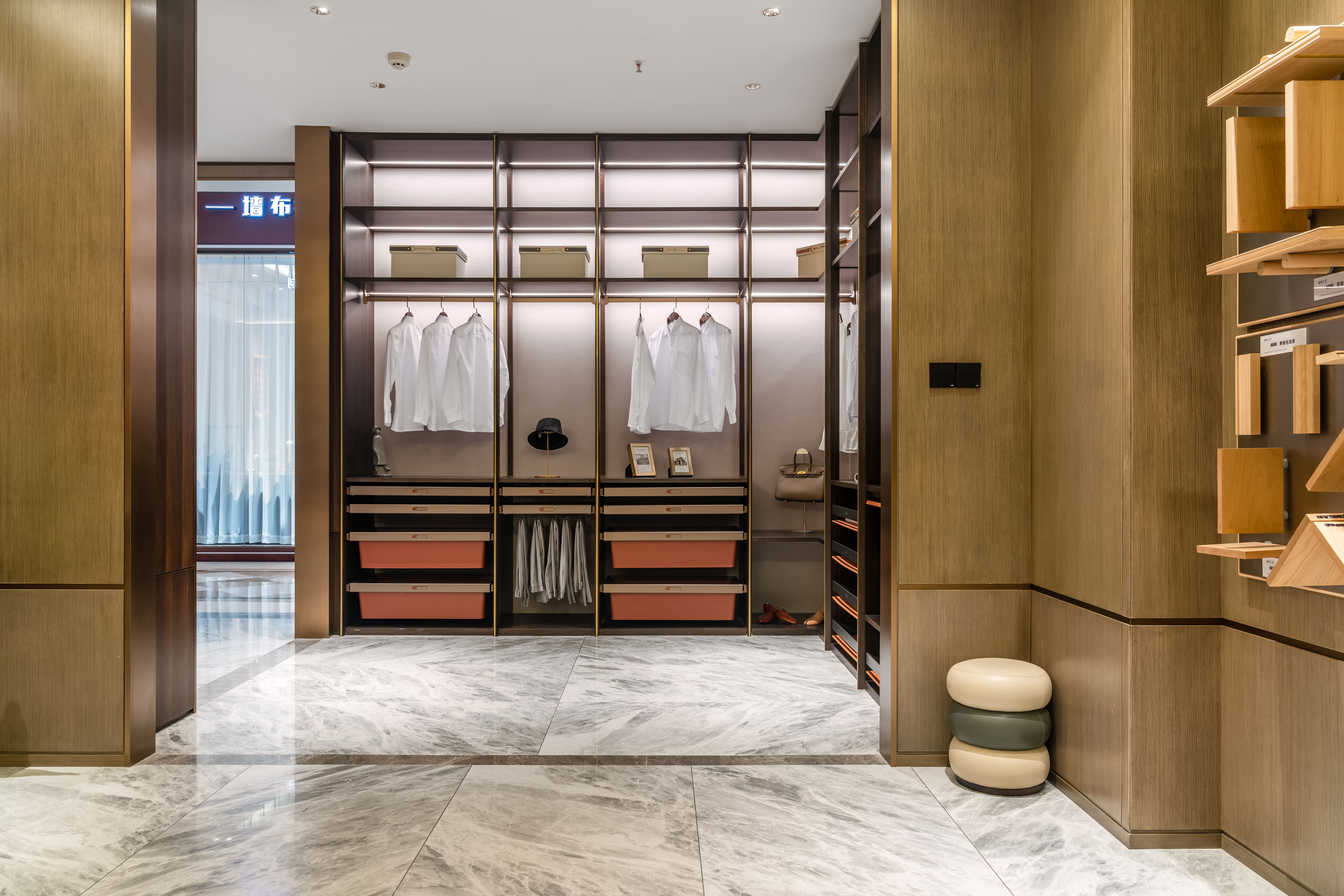 于 a target="_blank" href="/item/上海亚振家具有限公司/20029418"