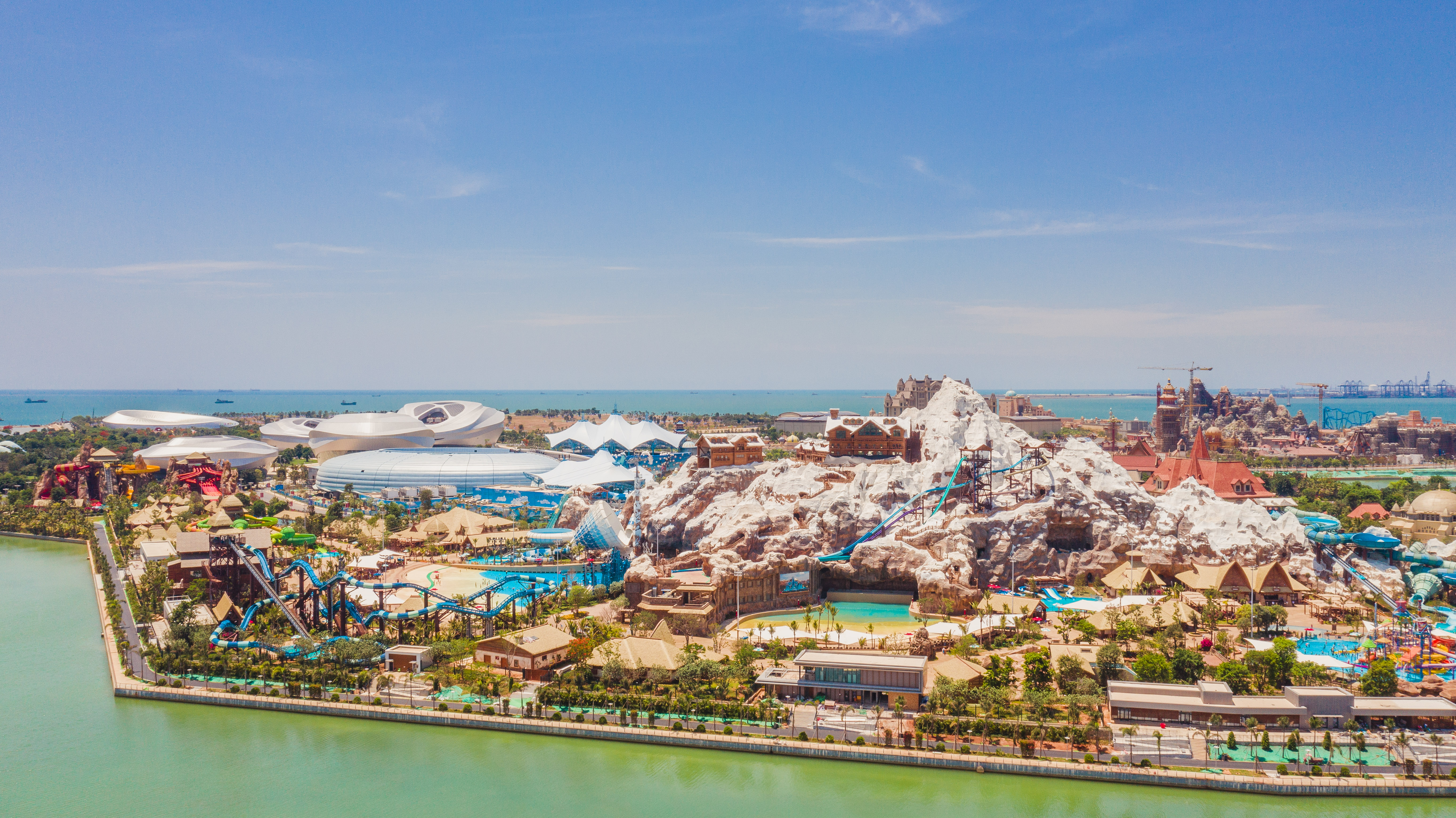 也是世界最大花型人工旅游岛,位于中国海南省儋州市排浦港与洋浦港