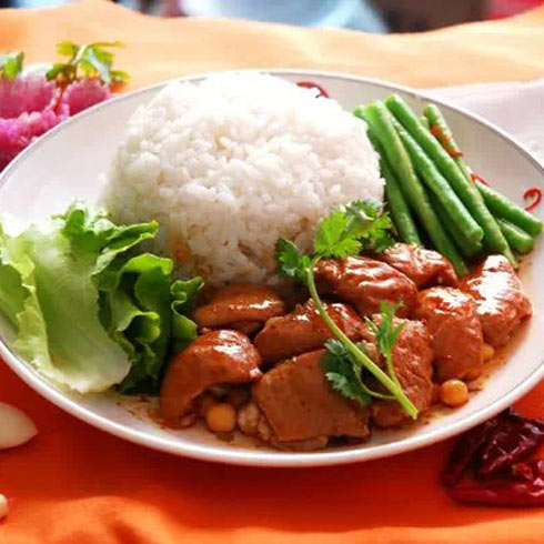  p>大肉盖饭是由猪肋条肉,稻米,小白菜等作为主要