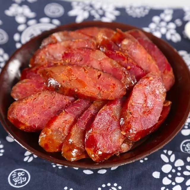  p>龙山香肠是吉林省辽源市的一个地方特产,其色泽枣红,结构紧实,刀