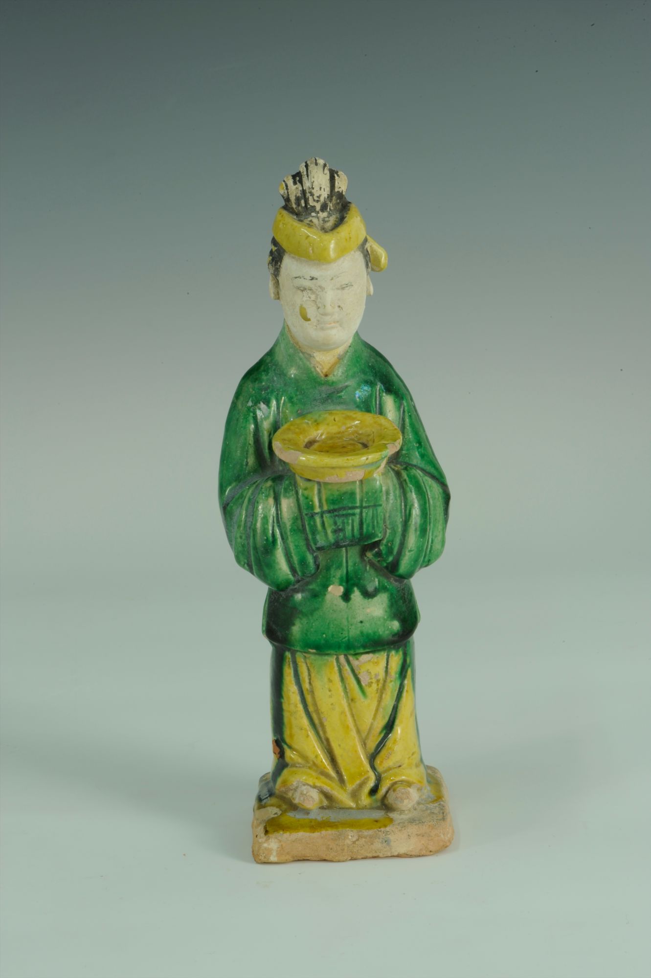 明代晚期三彩端盘女俑