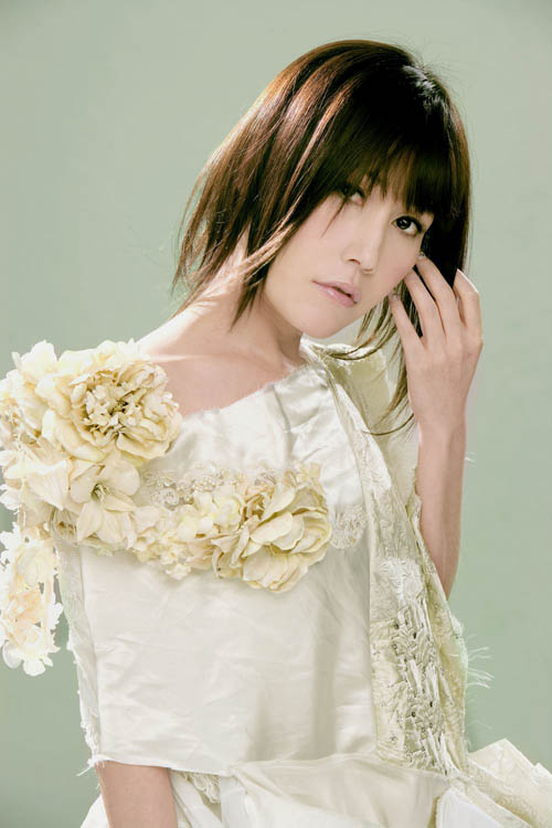  p>《那些幸福的事》是2002年何耀珊演唱的歌曲,收录在专辑《sun with