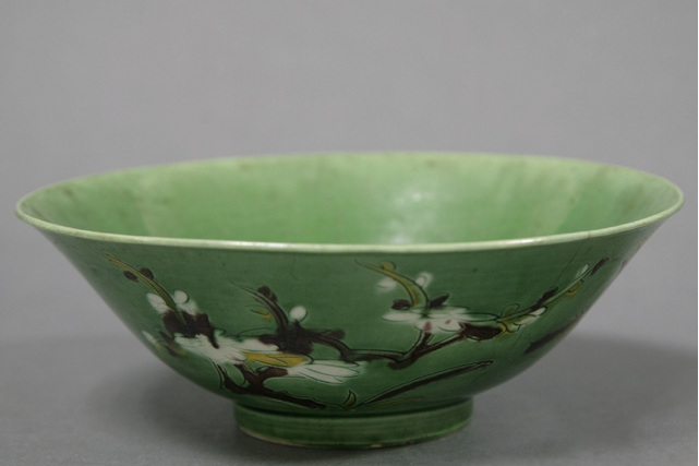 景德镇窑绿地素三彩花卉纹碗