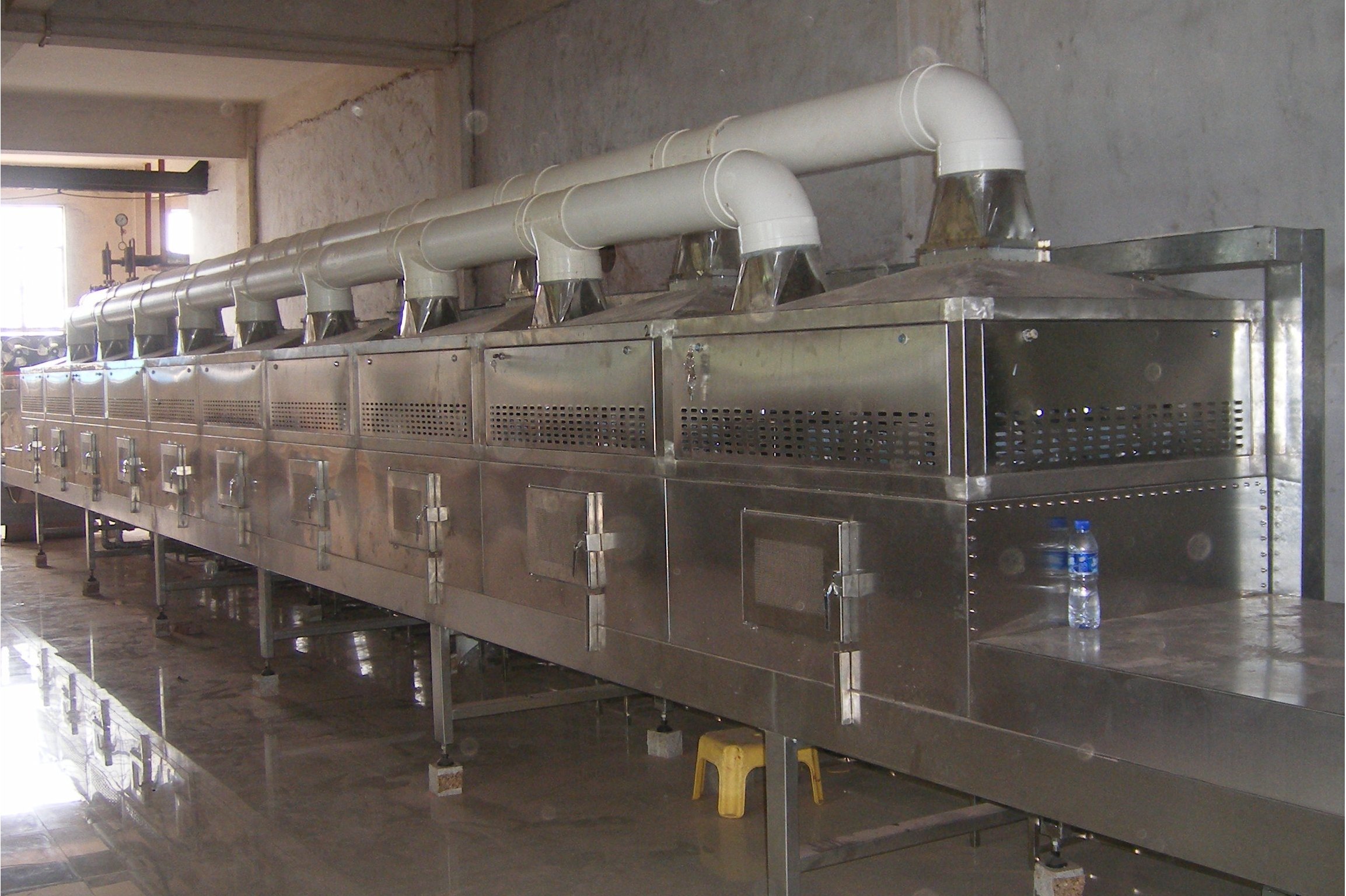 drying machine)是将微波介质加热技术应用于染整加工的烘燥设备