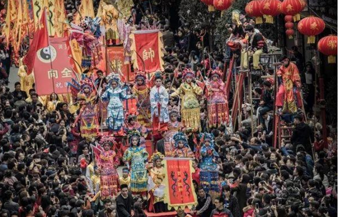 春节习俗“抬阁”抬的是福气，也是希望，你的家乡有这个习俗吗？_百科TA说