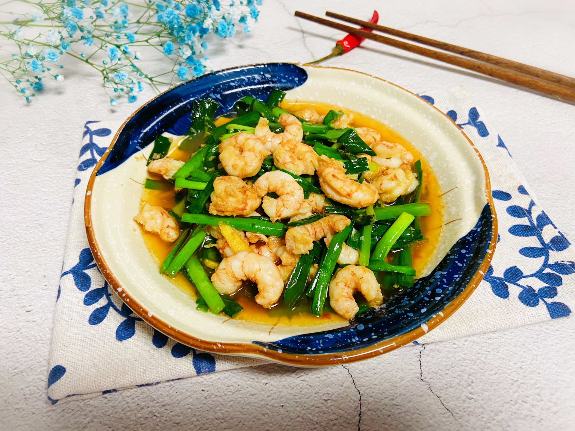  p>韭菜炒大虾是一道由韭菜,大虾,油等做成的美食. /p>