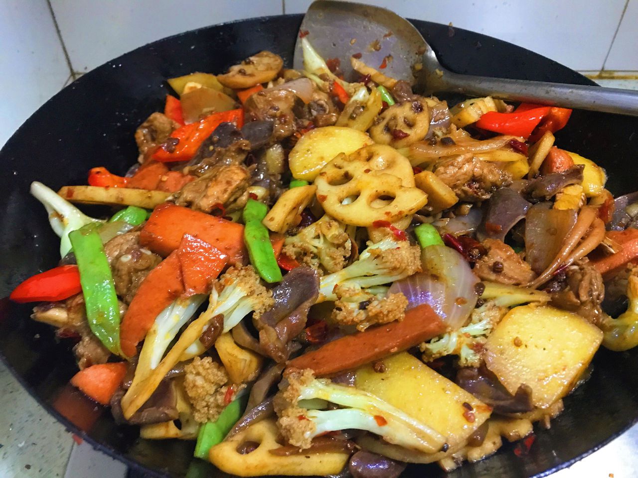  p>干锅杂蔬是以各种蔬菜为主料制作的干锅 /p>