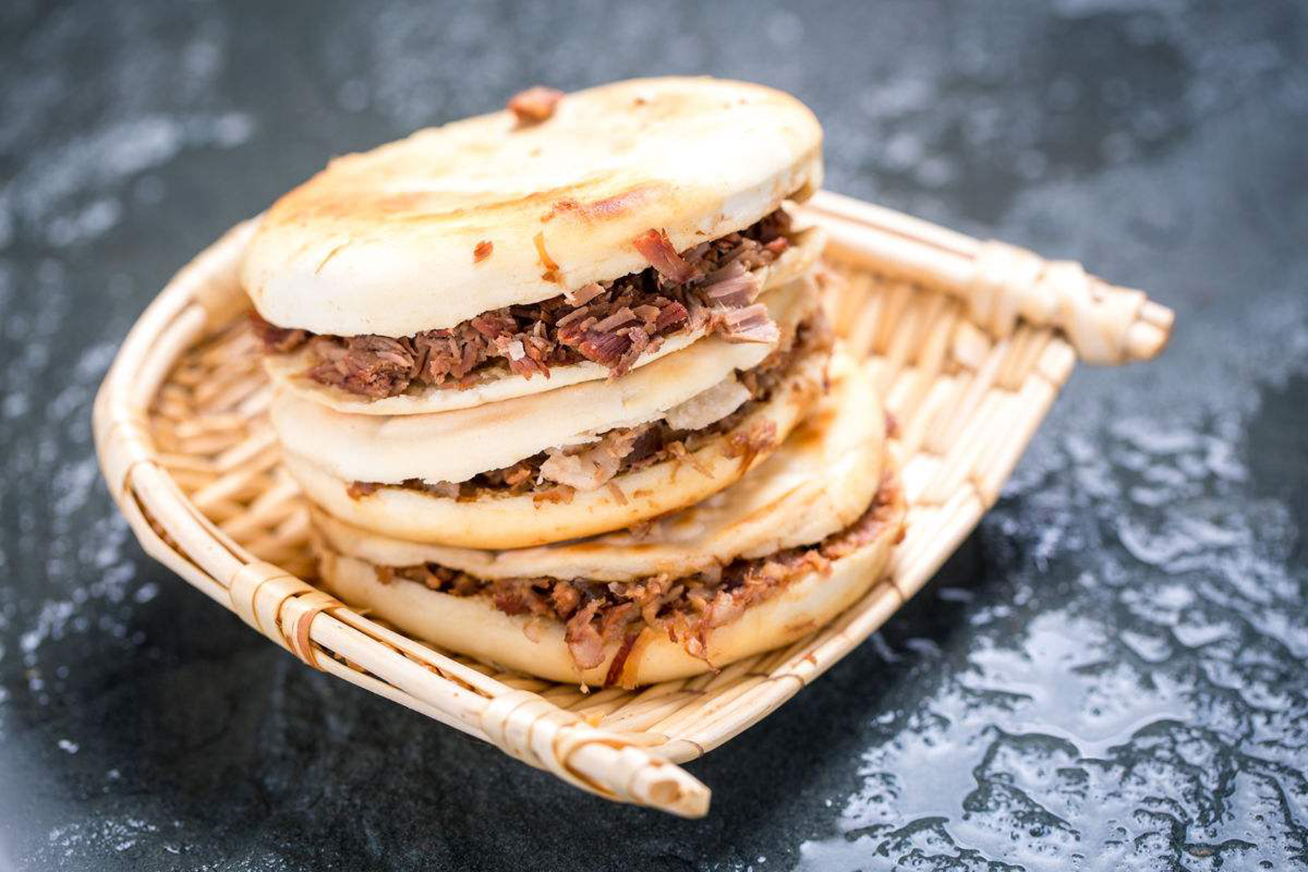  p>腊汁肉夹馍是陕西省的地方特色小吃之一.