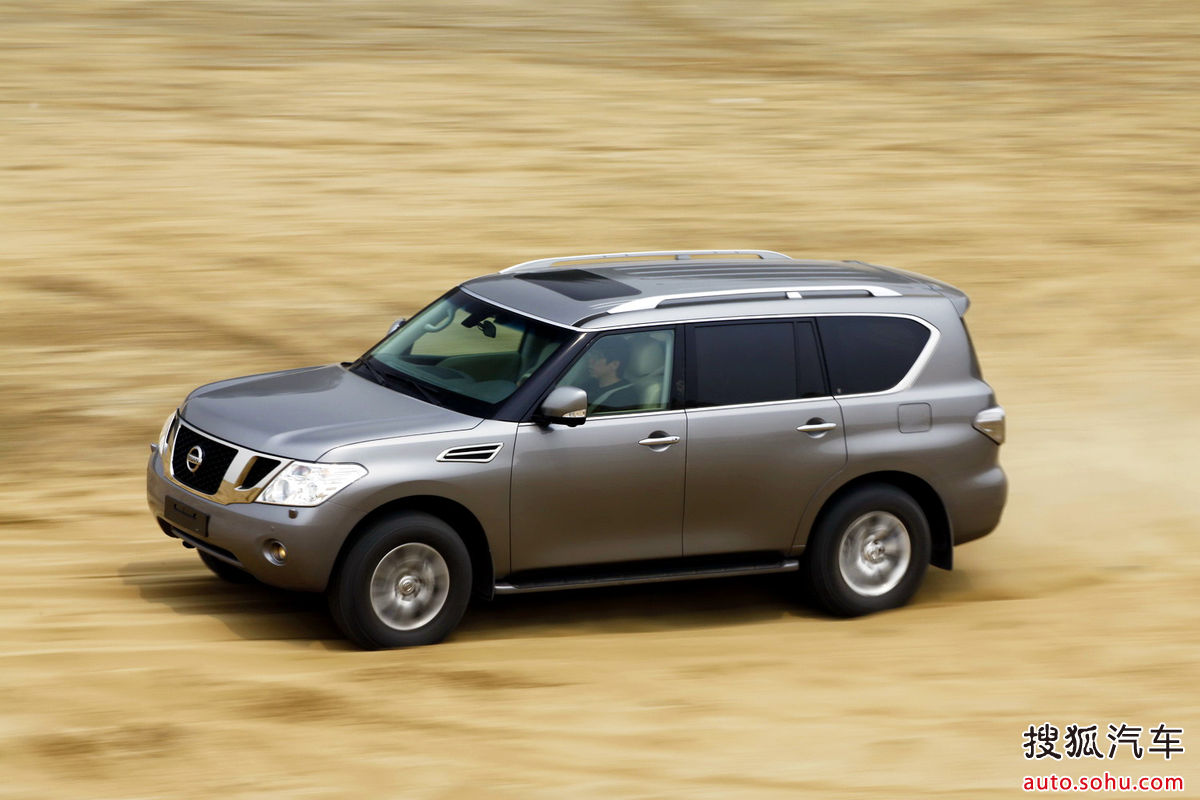 在保留硬派越野车风格的同时,引入诸多时尚流行元素以及科技元素.