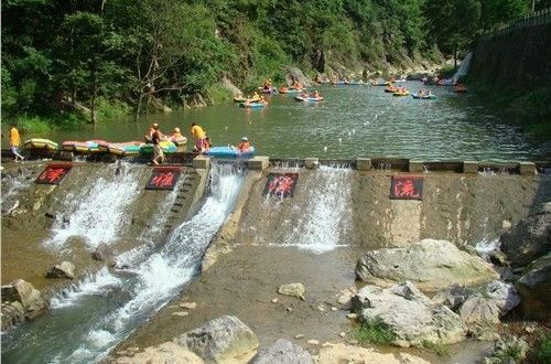  p>泽雅漂流位于温州市泽雅风景区内,泽雅漂流位于七瀑涧景区入口处