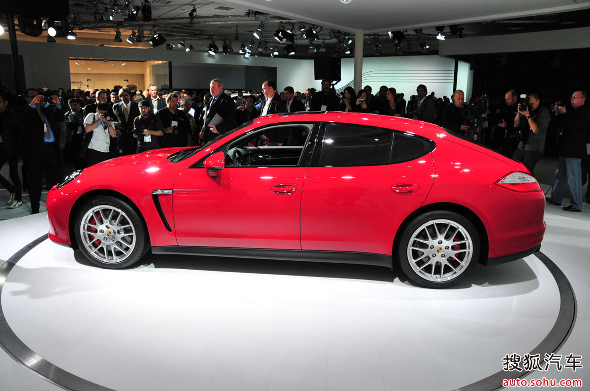  p>保时捷panamera是一款轿车,保时捷panamera车身线条圆润流畅,没有