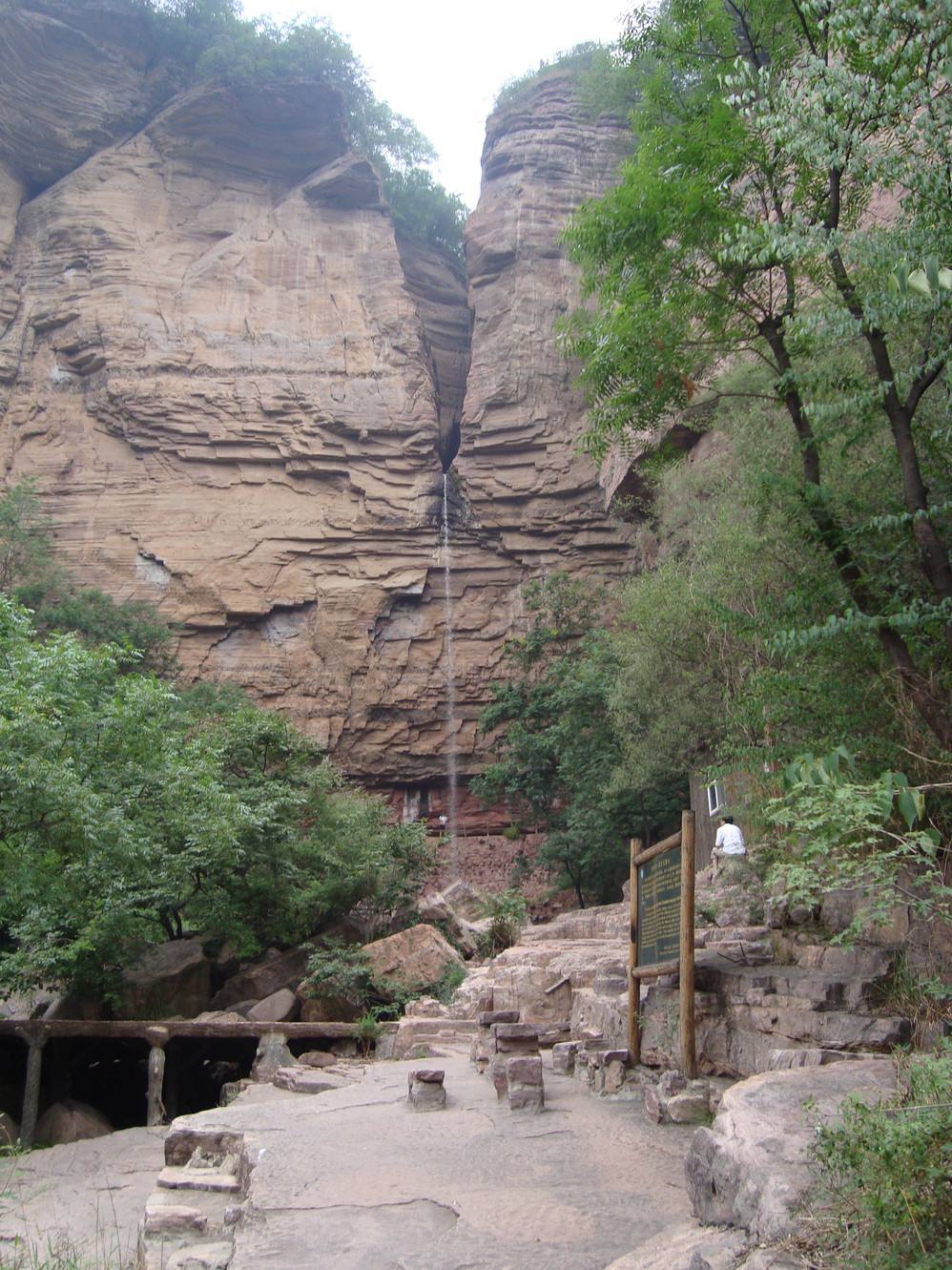  p data-id="thzlqdaphesb">断层悬谷,三角面山之间沟谷的谷底常明显