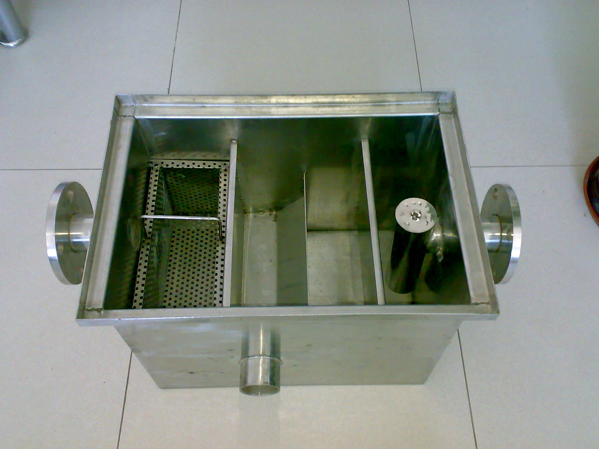  p>隔油池是利用油滴与水的密度差产生上浮作用来去除含油废水中可浮