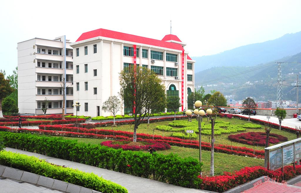  p>始建于1942年的保康一中,数度迁址,更名,现位于保康县城关镇笔架山