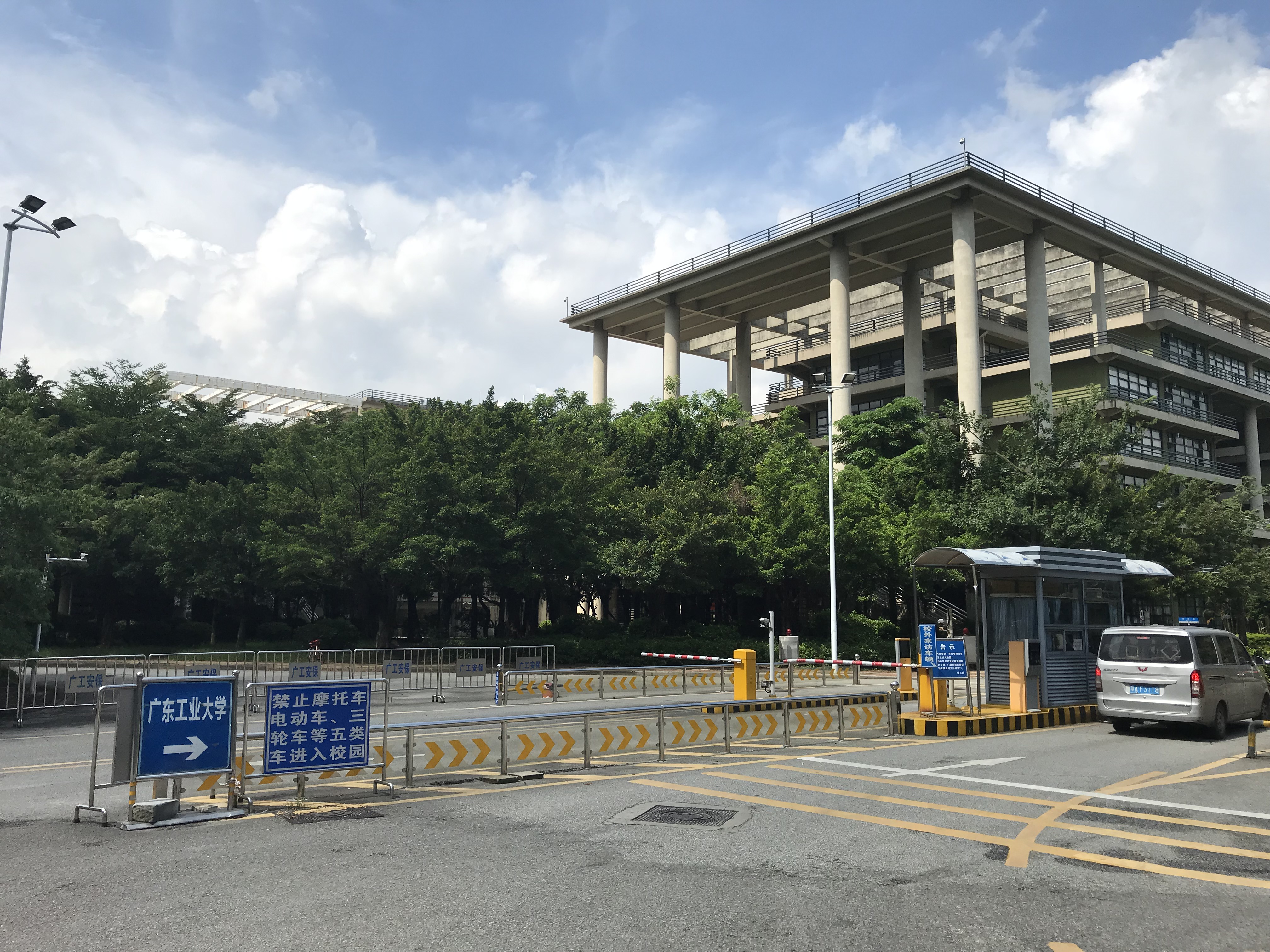  p>广州大学城,位于广东省广州市番禺区小谷围街道,城区分布在珠江