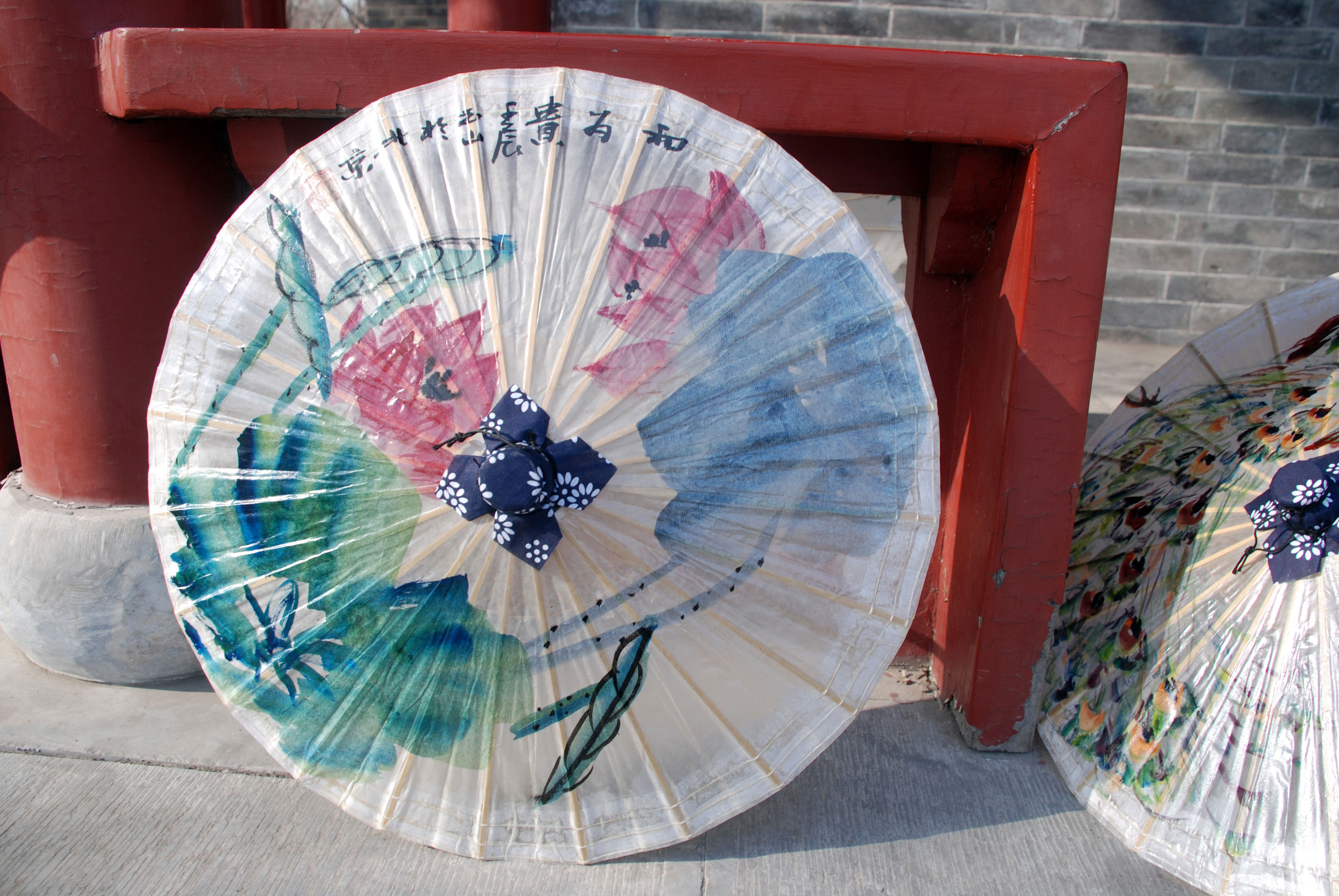  p>油纸伞是汉族传统工艺品之一,作为起源于中国的一种纸制或布制伞