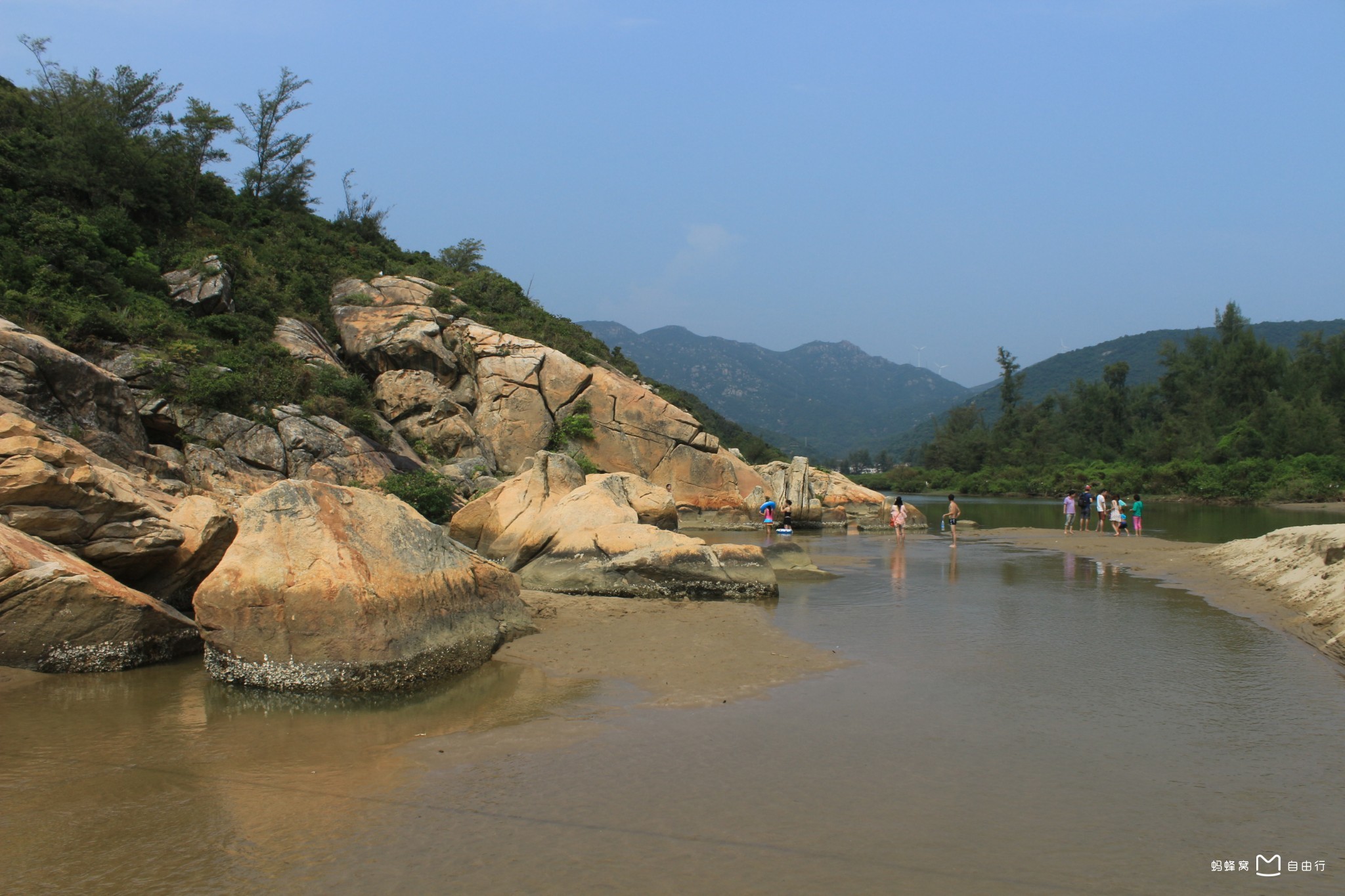  p>珠海飞沙滩,约600米,宽约200米,腹地宽广,植物茂盛.