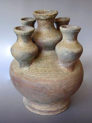  p>汉青釉弦纹五孔罐是汉代文物. /p>